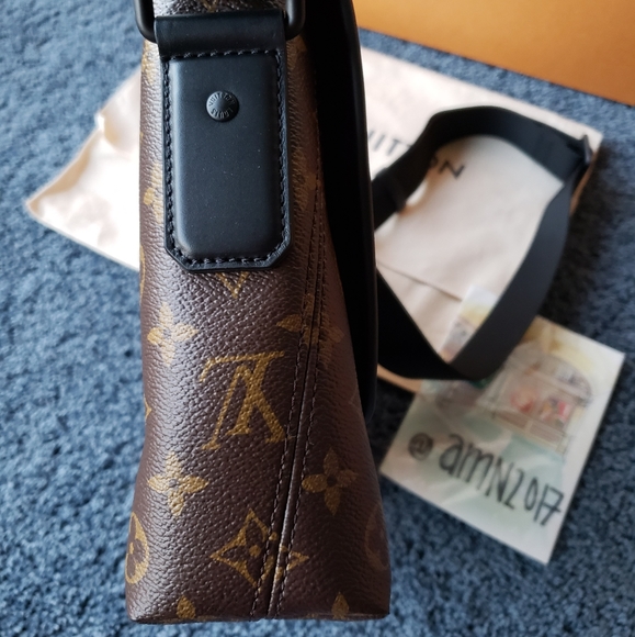 Louis Vuitton Monogram Magnetic Messenger - Picture 7 of 15